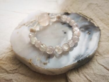 頑張りすぎる恋愛を卒業。クンツァイトが教えてくれた、関係がこじれない「自分軸」の整え方