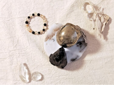 【人間関係】マウントを取る人を「無視する」勇気。モリオンと学ぶ、負のエネルギーを受け取らない方法