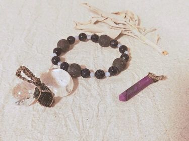 パワーストーンで頭痛や吐き気？石酔いの症状と対処法【モルダバイト・ラピスラズリ実録体験談】